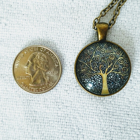 ⬇💲⬇Tree of Life Glass Image Pendant & Chain - Picture 3 of 4